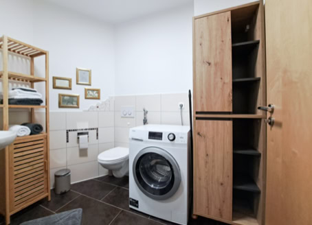 Bad mit Waschmaschine in der Ferienwohnung Alpenglück³ in Oy-Mittelberg im Allgäu.