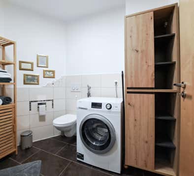 Bad mit Waschmaschine in der Ferienwohnung Alpenglück³ in Oy-Mittelberg im Allgäu.