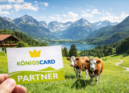 n der Ferienwohnung Alpenglück³ ist die KönigsCard inklusive – genieße über 200 kostenlose Erlebnisse im Allgäu, von Bergbahnen bis Freizeitspaß.